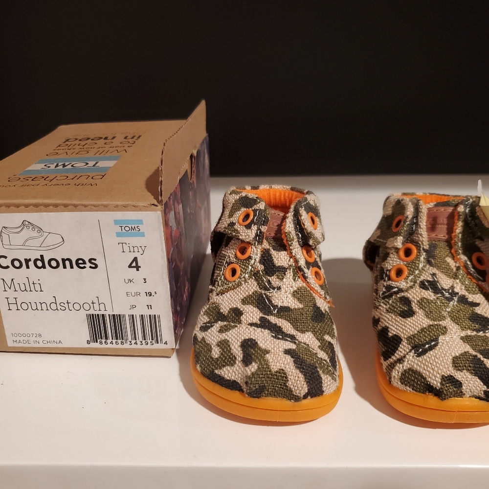 Toddlers camouflage Toms boots